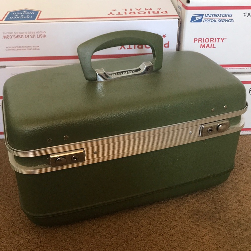 Vintage train case with bonus vintage jewelry